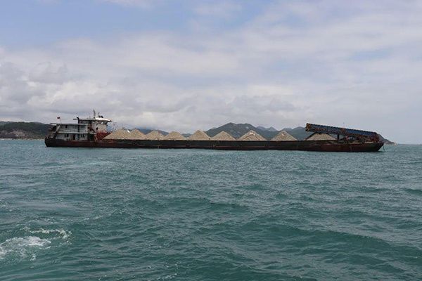 運輸時長縮短20% 船運成本降低50%！開啟“糧出砂進”江海直達物流大循環(huán)模式