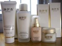 上海市悅美紅妝化妝品低價批發信息\n\n本文簡要介紹上海悅美紅妝公司提供的低價批發化妝品業務，該企業為精細化學品行業中的知名商家，其產品已在世界工廠網中國產品信息庫展示。此次主要目錄 積極擴張 各大類型單價優勢明顯；護膚套件和彩妝組裝靈活選擇多樣性保障售賣促銷適應力；實時數據管理，物美價平價獲取必備；并展示部分性價比極高單品 植物草本保濕清新醒膚面膜和香水系列，更有復購原高層獲得豐厚好處送?！傲看蟾鼉灮荨客ㄟ^合規?；鹕虾软敿庹屏坎纱黉N途徑獲取最新實時報價信息和降低中間份額后的資源配給保障暢銷于二三線城